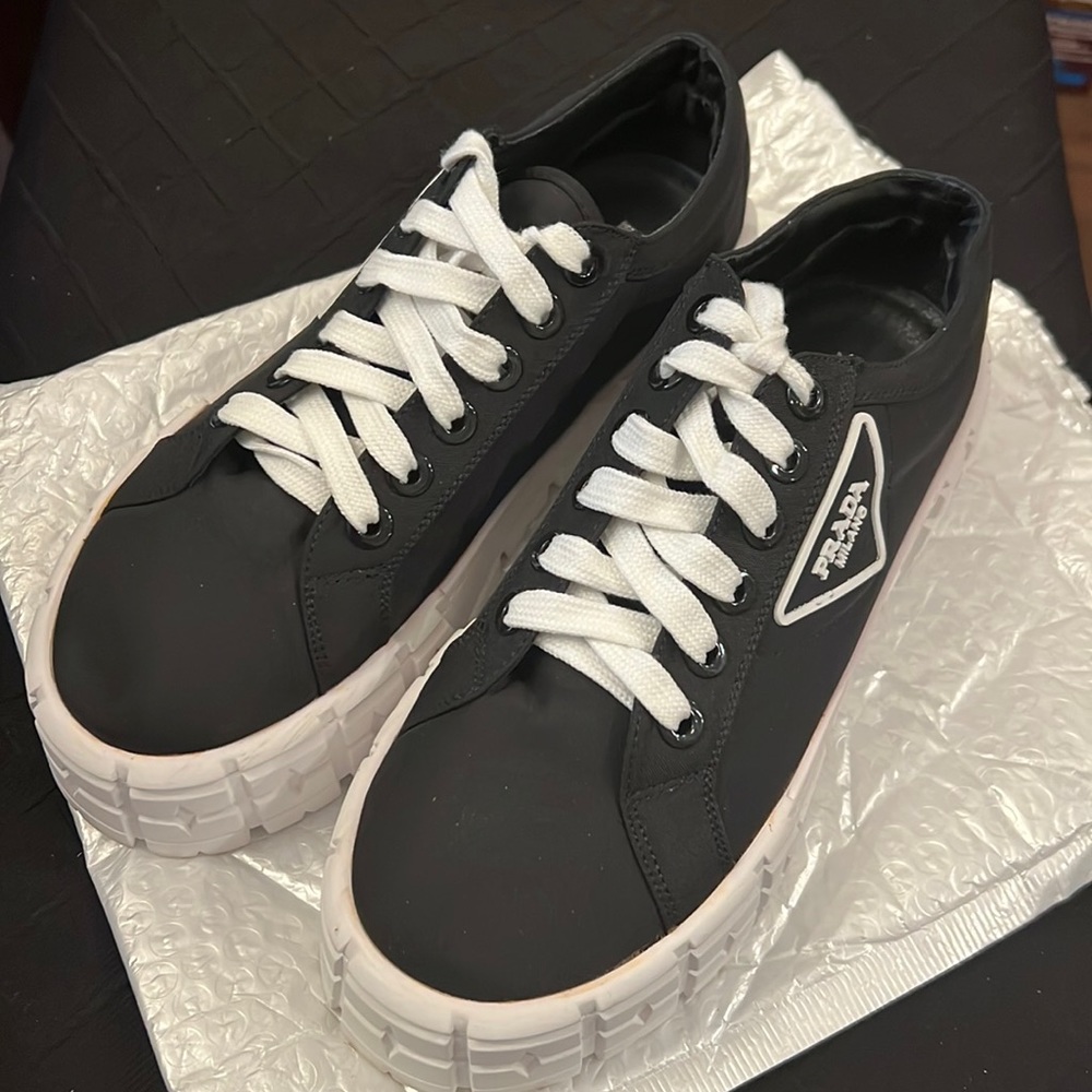 Platform black sneaker